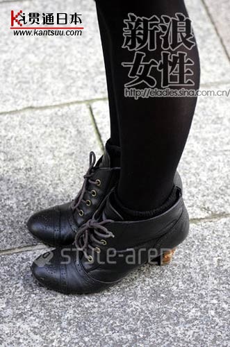 短腰黑色绑带小皮鞋增添几分可爱