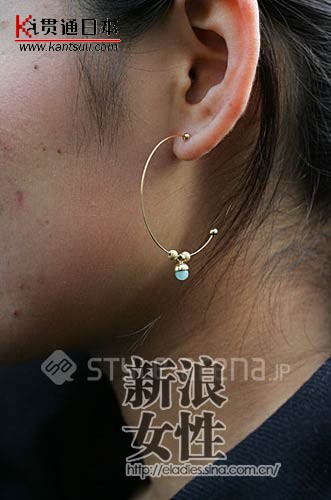 极具特点的半括耳环是细节之处的亮点