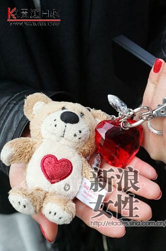 小熊配件突显女性的可爱