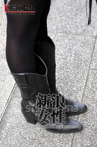 黑色花纹皮制靴子提升个人品位