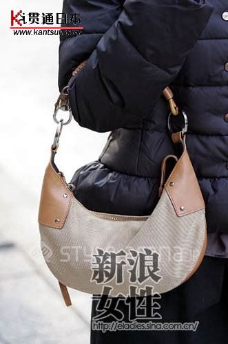 包包上的铆钉突破了原本的沉闷