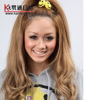  在头顶束个发辫非常可爱