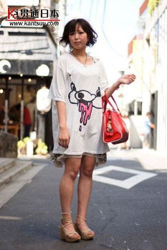 不知为什么日本人那么喜欢卡通的衣服。在欧美只有儿童才穿得出去