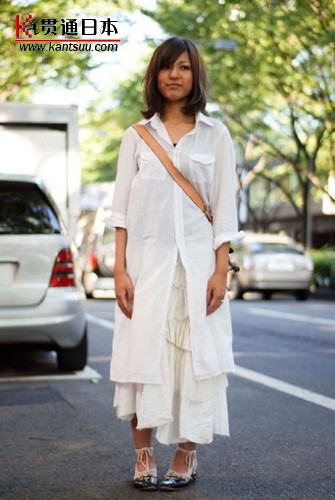 鞋子看着很复杂,不仅显得累赘,让人对她的八字腿更加注意了