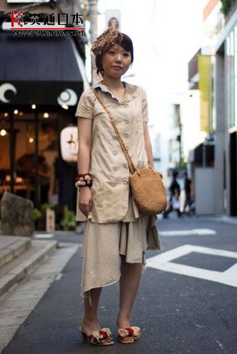 30年代的衣服和帽子搭配了前几年流行的不对称裙子,色彩还算和谐