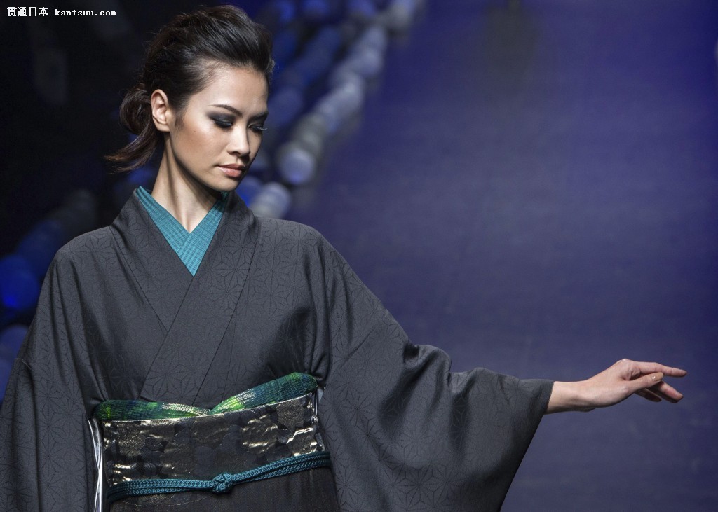 Los-kimonos-del-disenador-nipon-Jotaro-Saito-lucen-en-la-Tokio-Fashion-Week