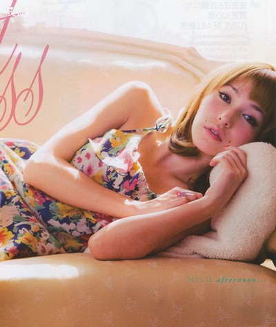 藤井莉娜俏皮性感私服照