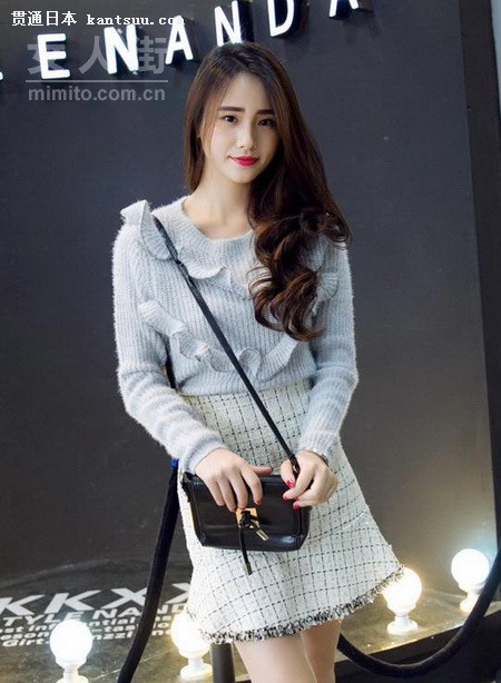 潮妞秋季服饰搭配:毛衣+短裙示范