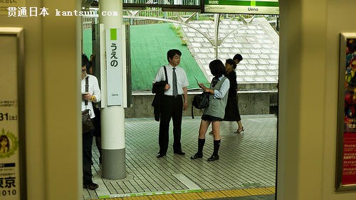 日本地铁站中，一个学生正在与中年男人交谈。/ Flickriver